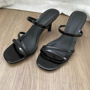 BLACK PATENT LEATHER STRAPPY KITTEN HEEL SANDAL